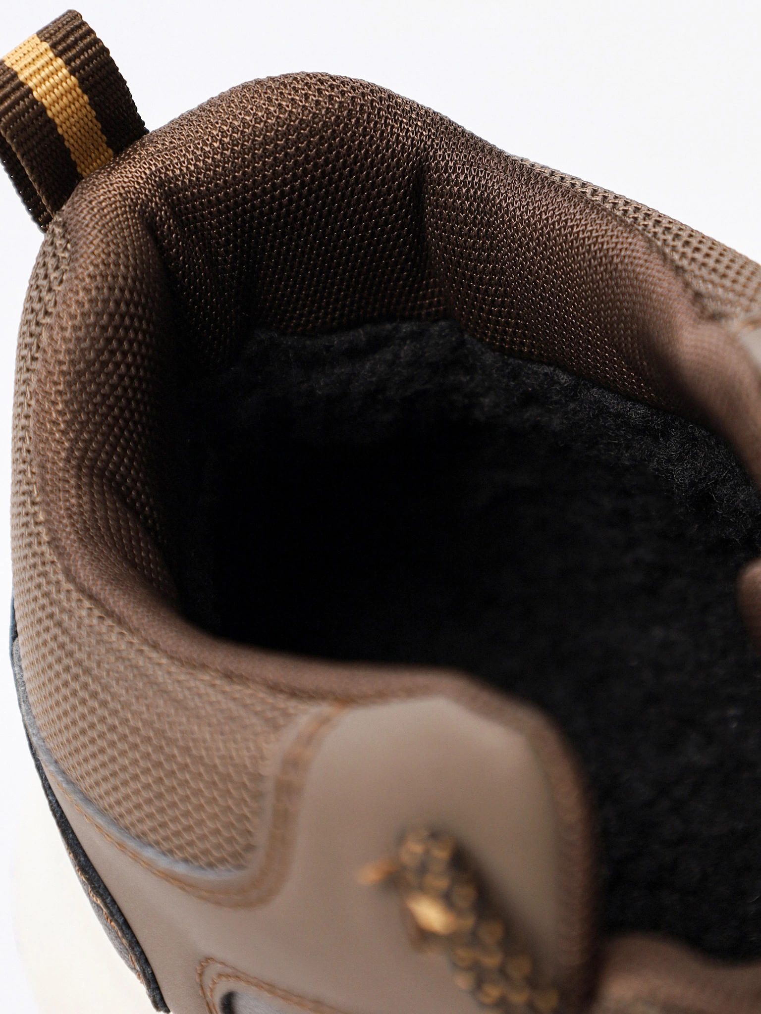 Кроссовки коричневого цвета на контрастной средней подошве